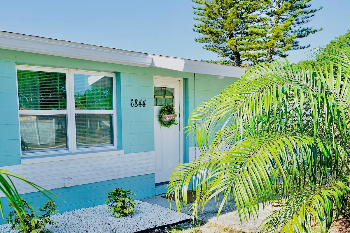 Blue Bungalow with Pool in Pinellas Park