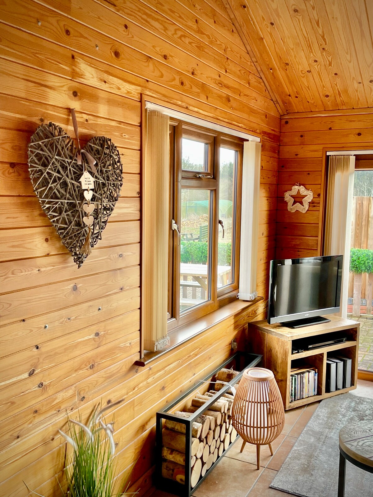 Hill View Lodge
Luxury Log Cabin