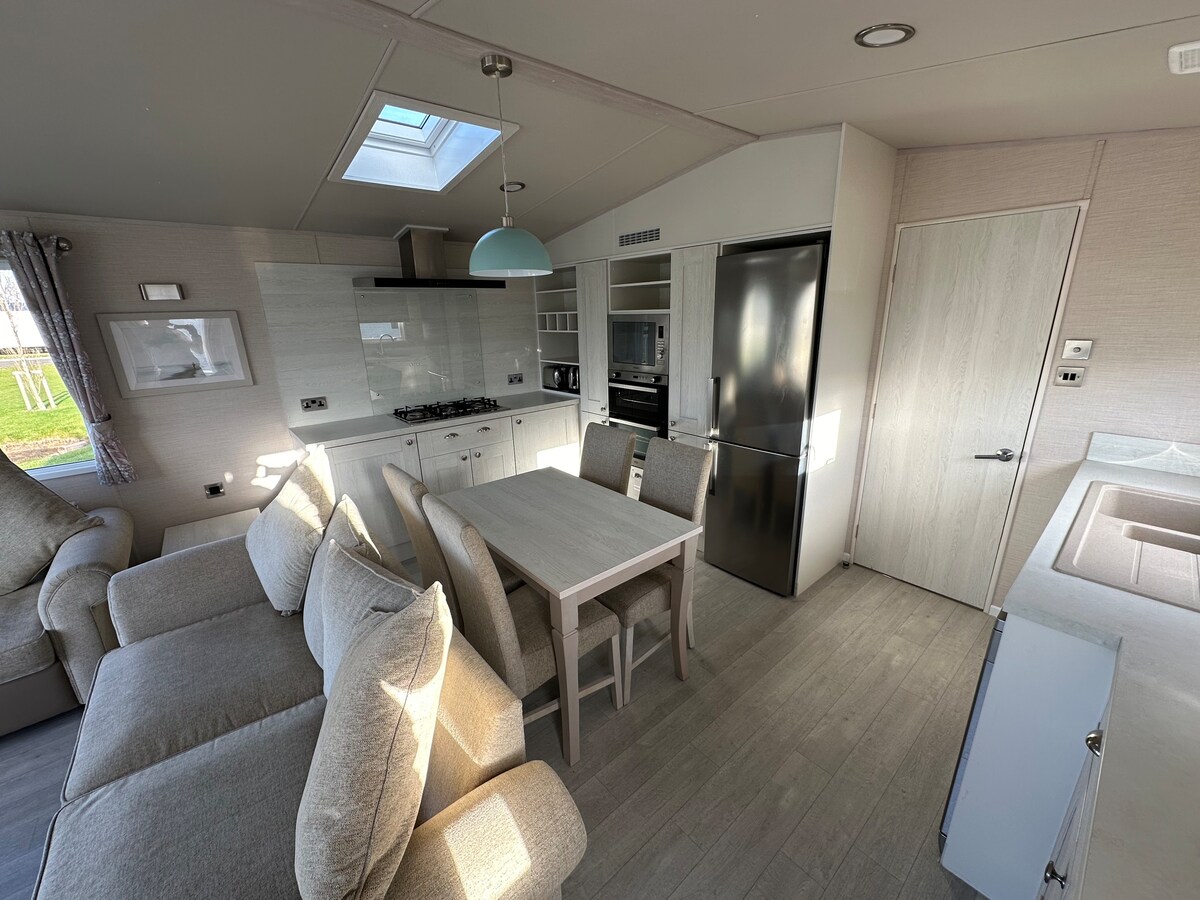 Lakeside Family Caravan with Decking and Wi-Fi!