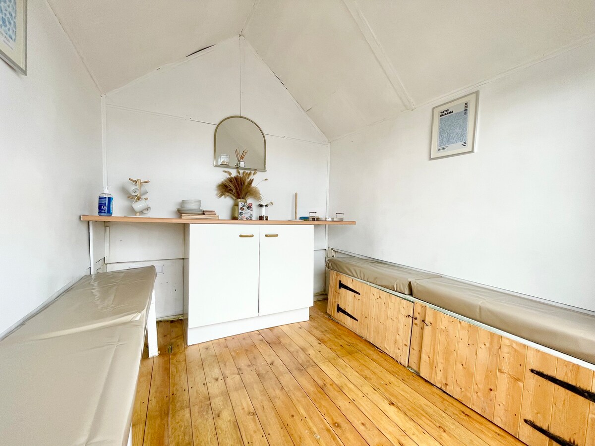 Stylish Beach Hut by The Sea in Felixstowe