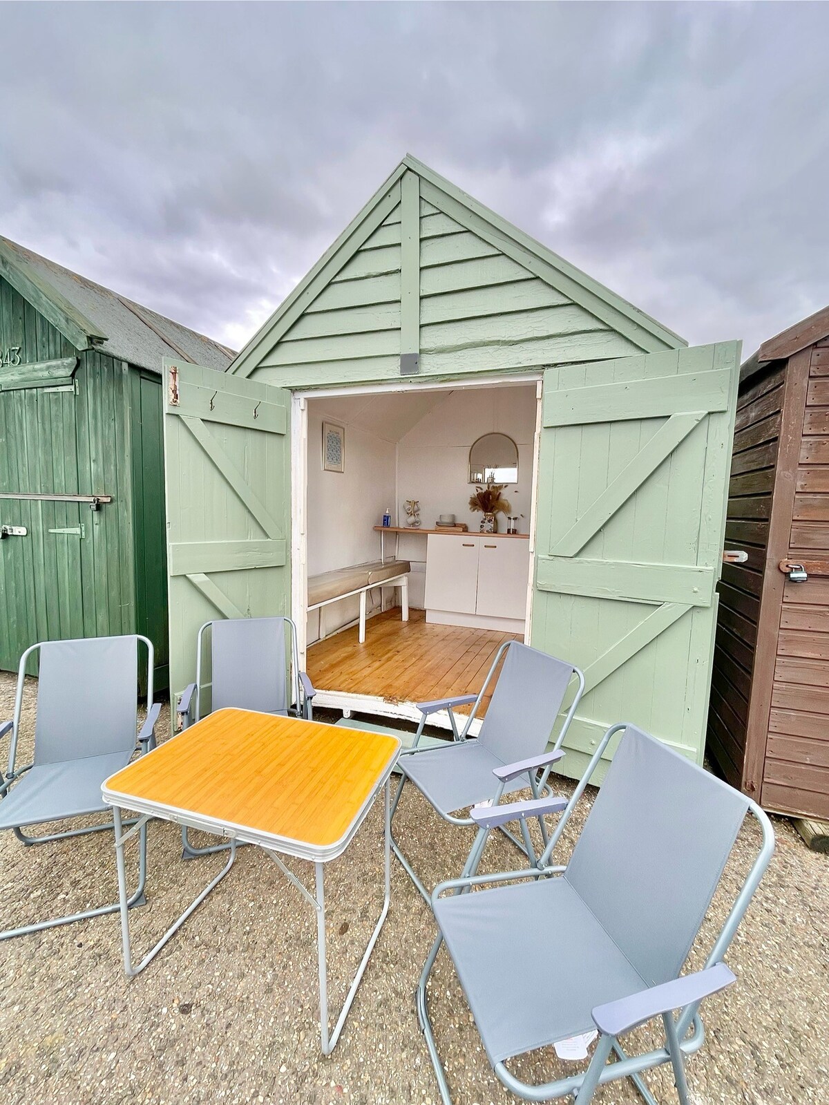 Stylish Beach Hut by The Sea in Felixstowe