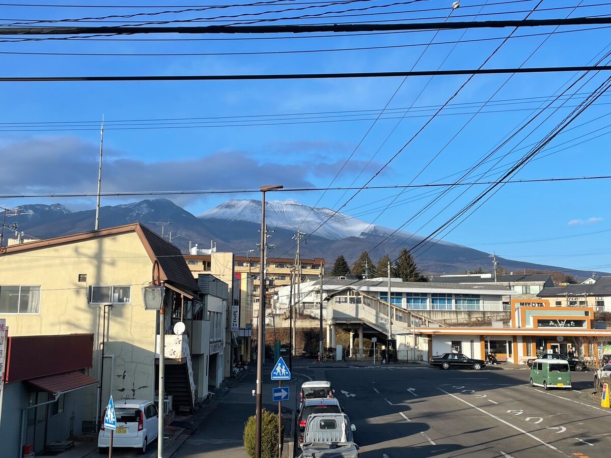 CORNER SHOP MIYOTA-駅前から浅間山が一望できるゲストハウス／1名より利用可能な洋室