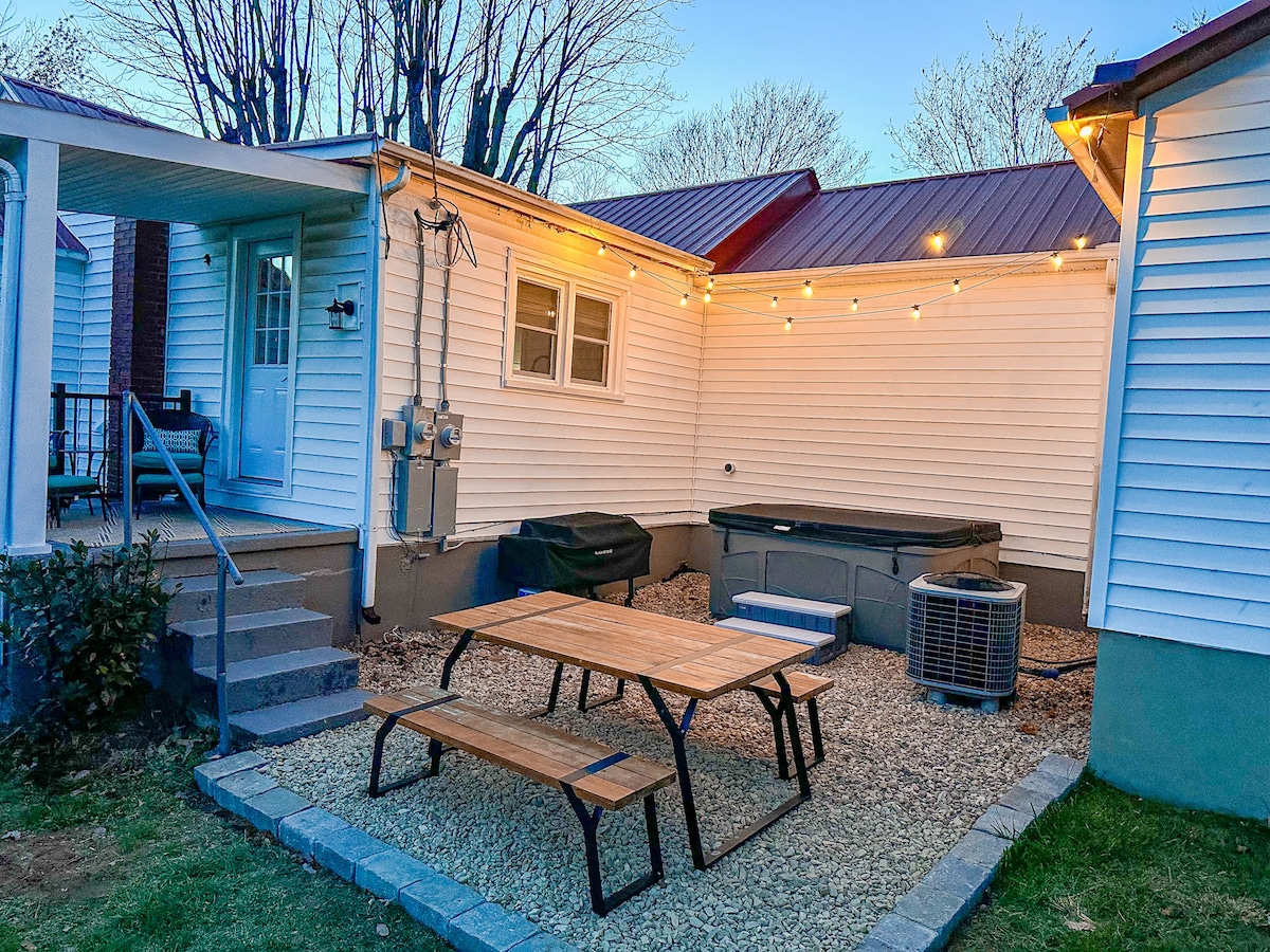 Farmhouse Cottage on 45 acres~Hot Tub, Fire Pit