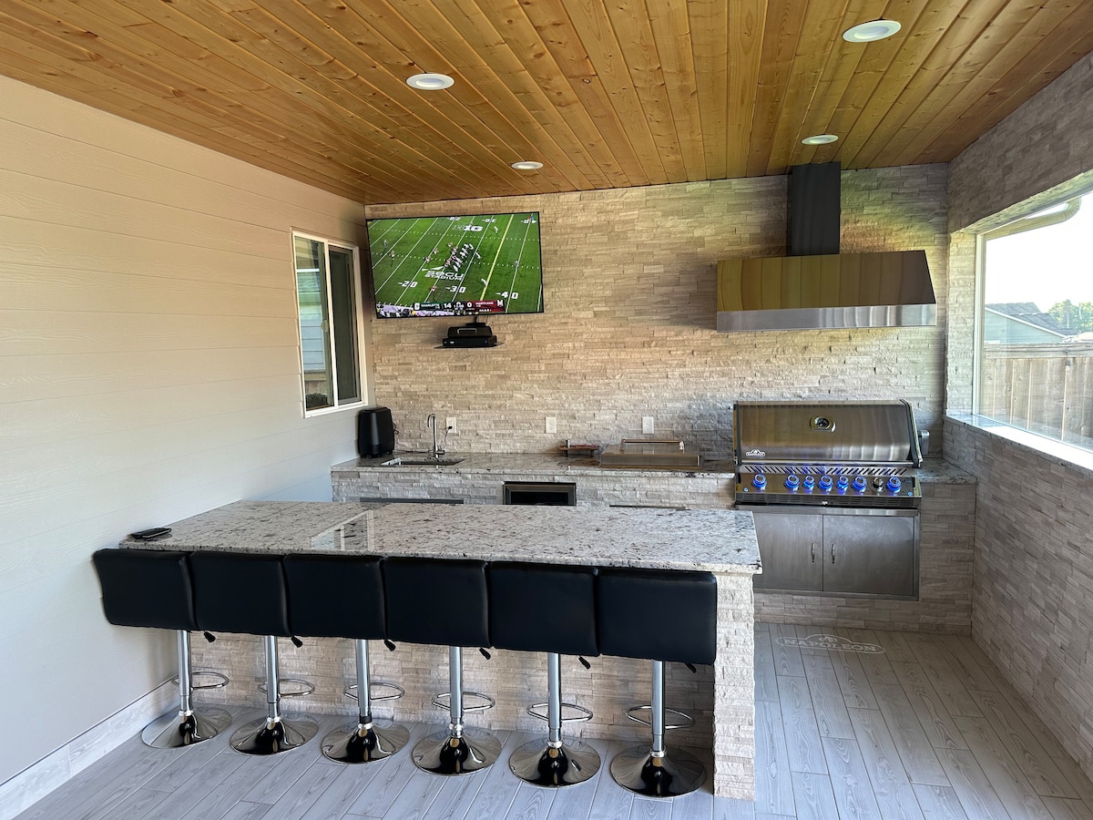 Mt Hood Luxury Home with Hot tub Game room & More