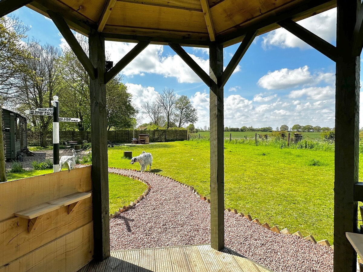 Hut with dog secure 1/2 acre meadow & hot tub