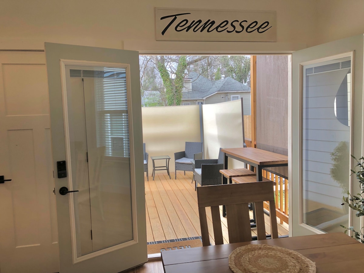 Modern & Cozy Scenic City Home 5 Min to Downtown!