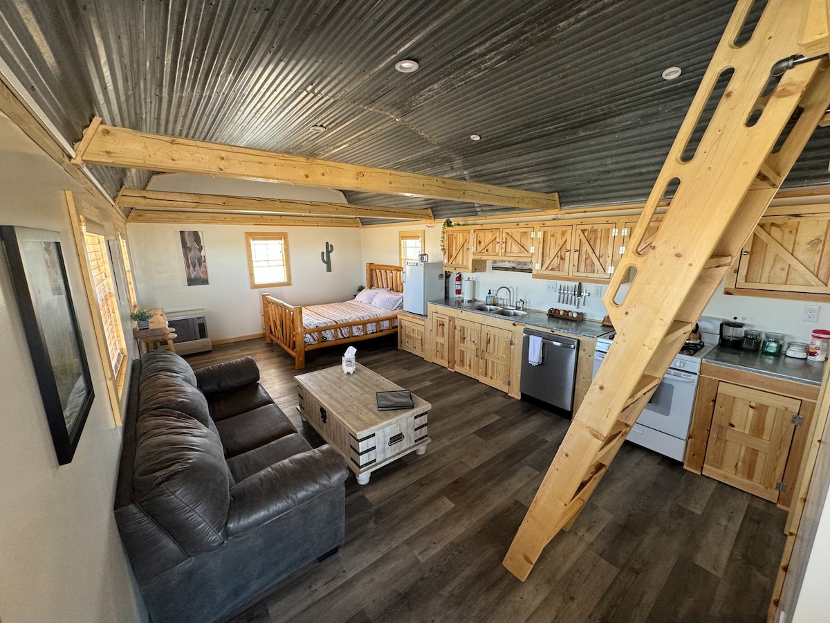 Peaceful off-grid cabin at Alamo Alpaca Ranch