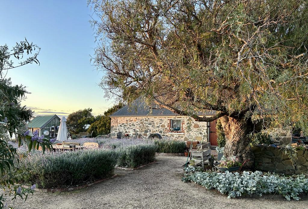 Bluff Cottage - Beachfront, Heritage listed.