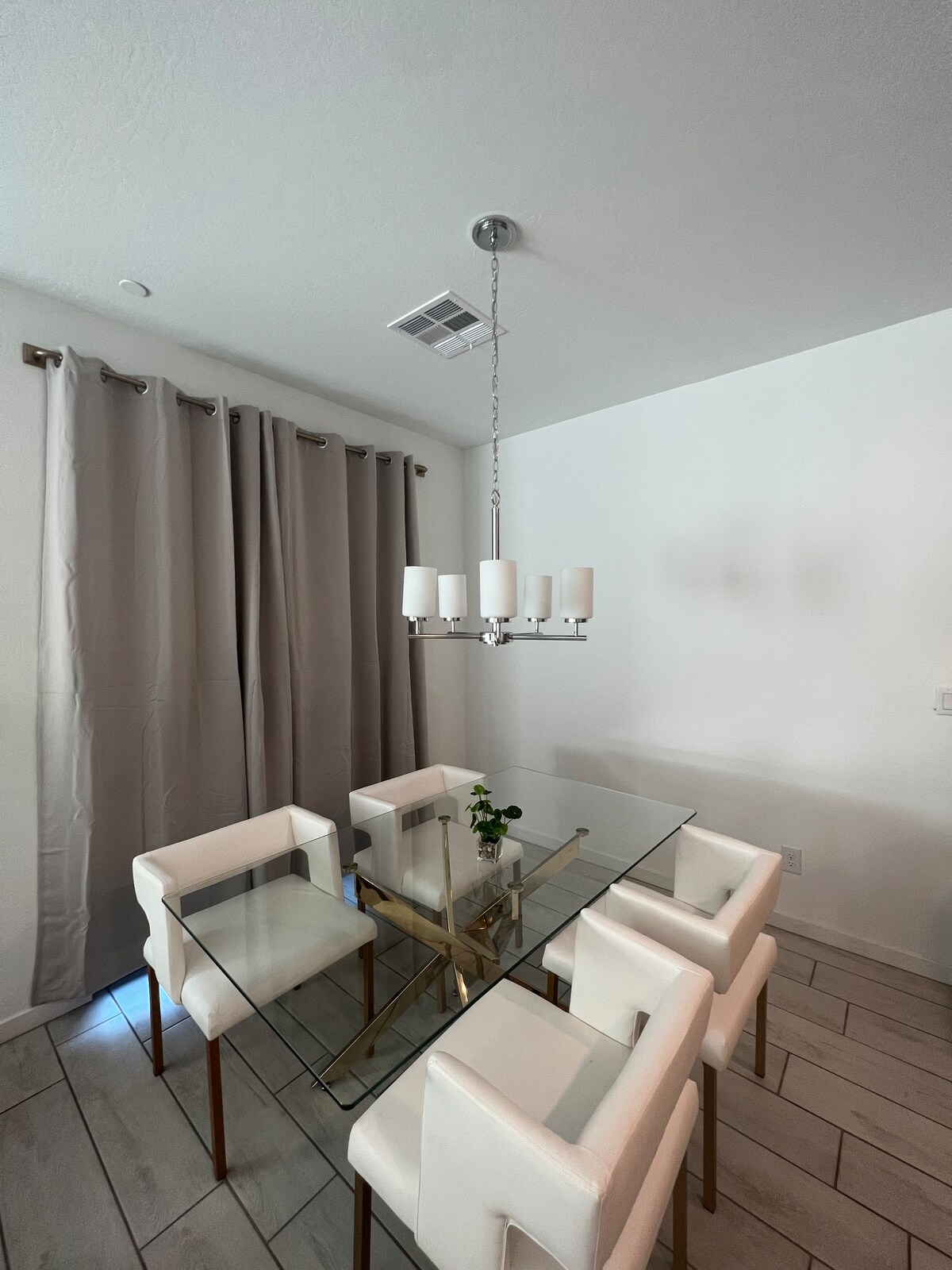 Modern Master Suite+Private Bath+smart lock+60inTV