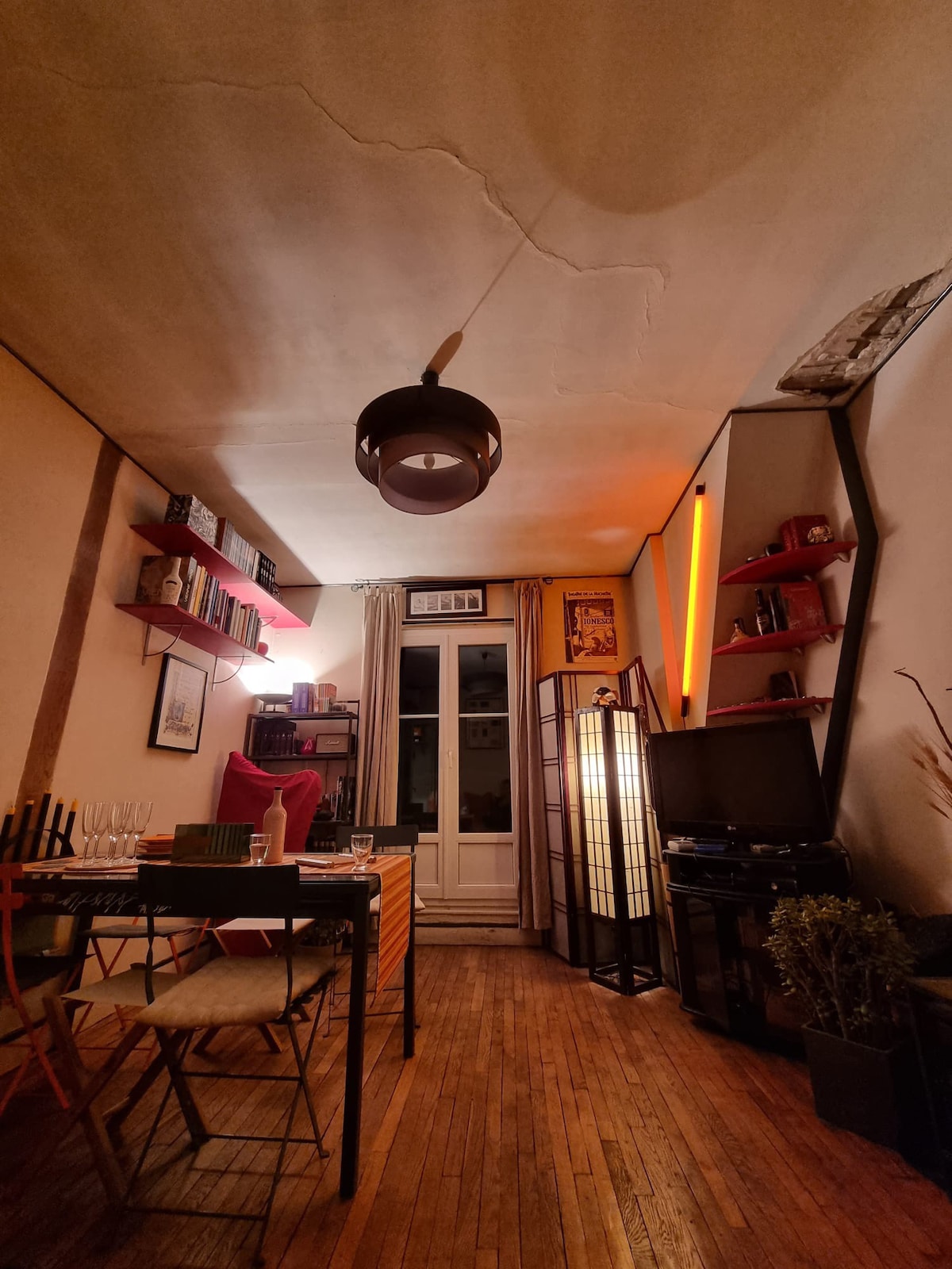 Chambre avec balcon près de Montmartre, 7e étage