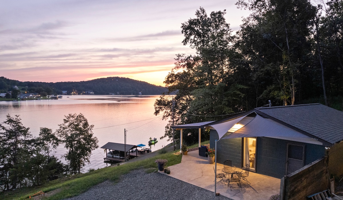 Charming Lakeside Cottage