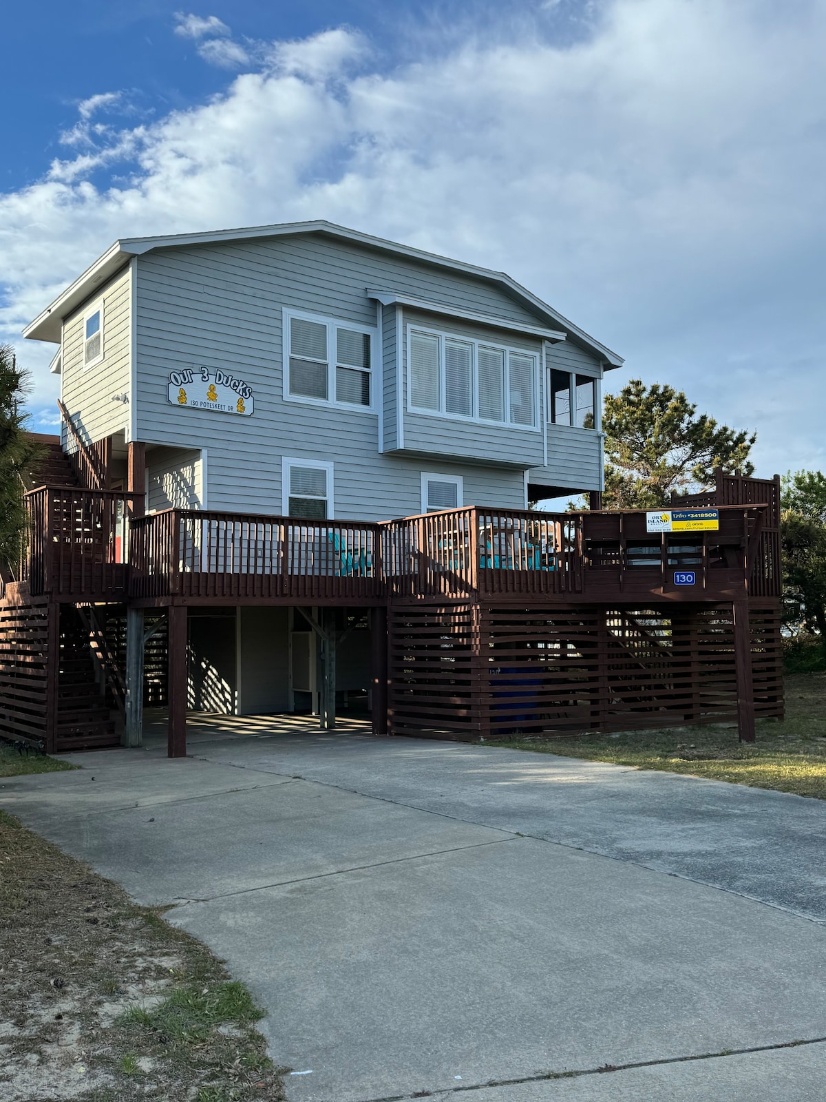 In downtown Duck, ocean views & newly renovated!