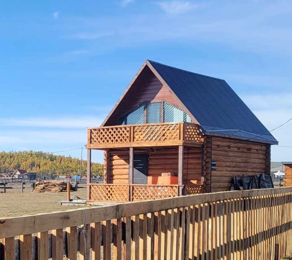 Modern lakeside cabin