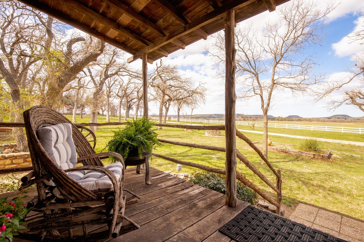 Copper Bathtub-1800’s Log Cabin-Private Ranch