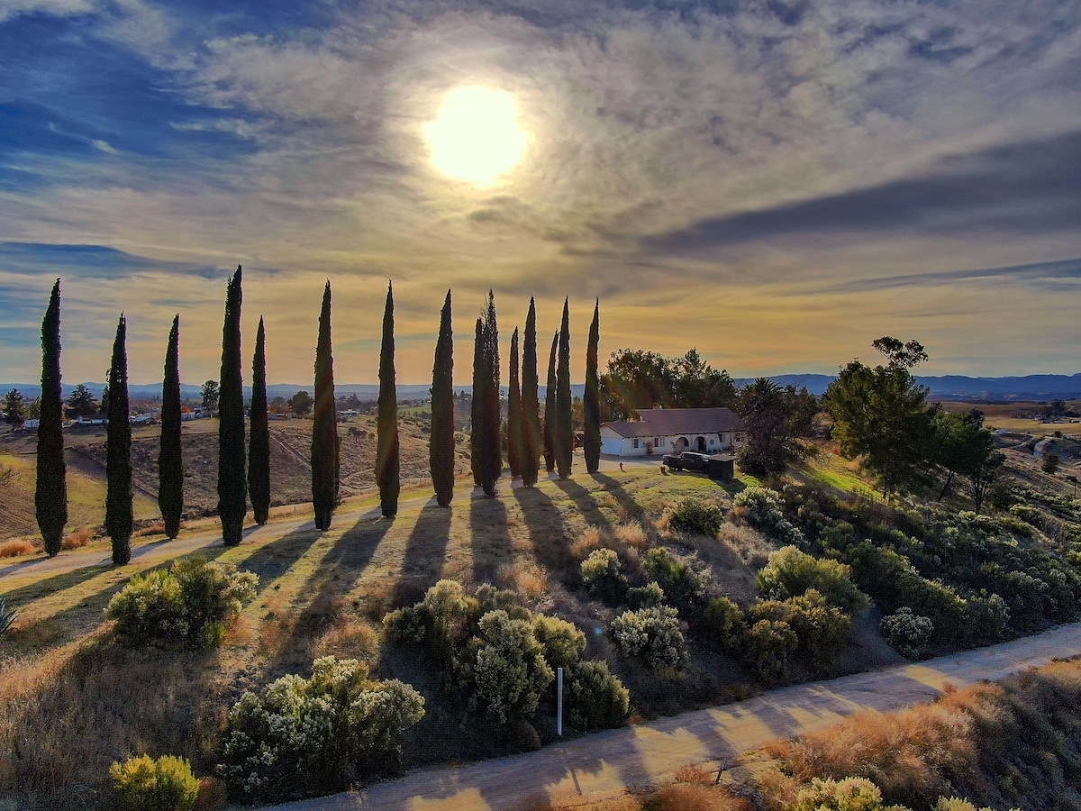 10 Acre Hilltop, Private, Amazing Vineyard Views