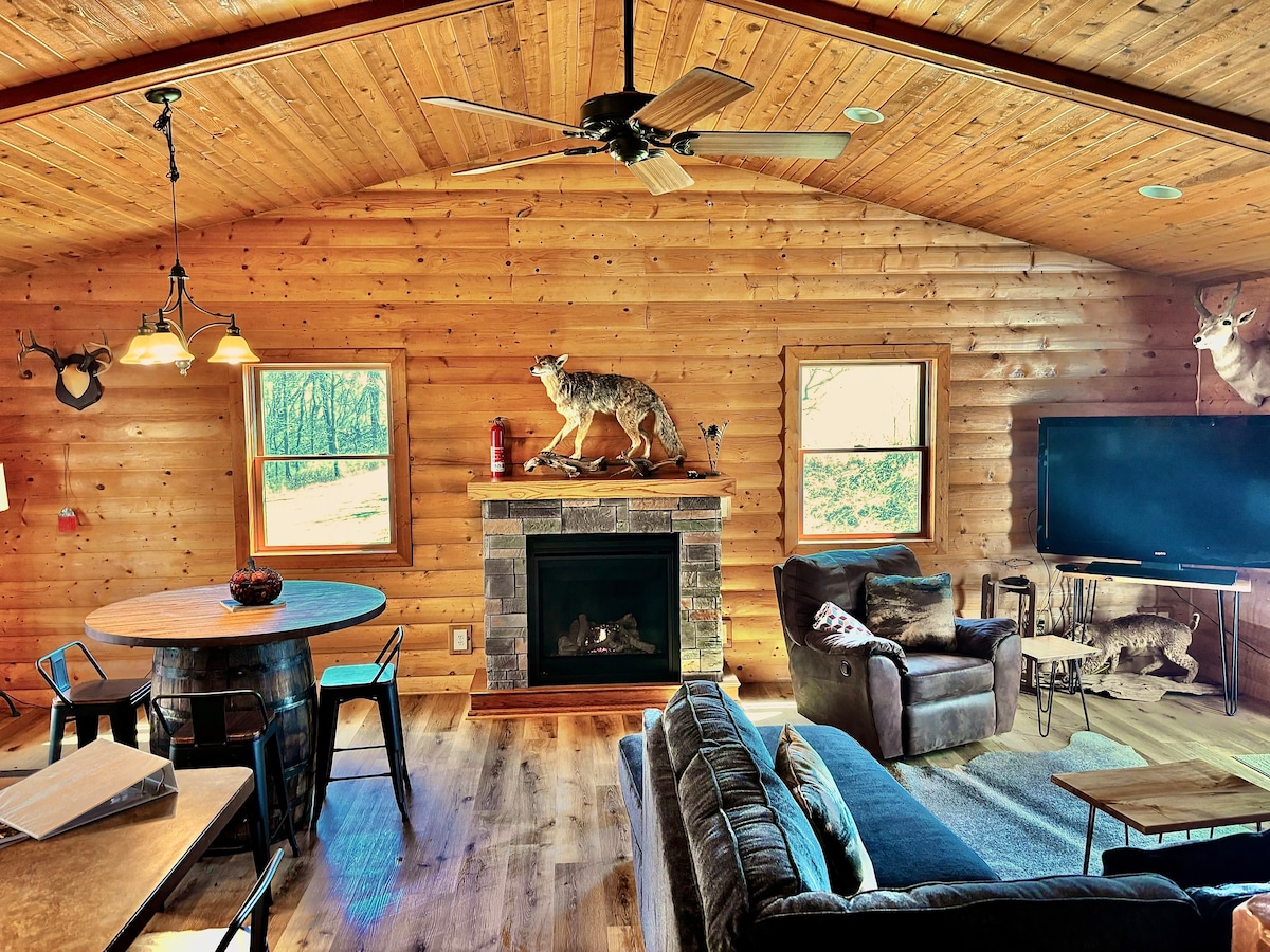 Timber ridge Cabin W/ outdoor HOT TUB