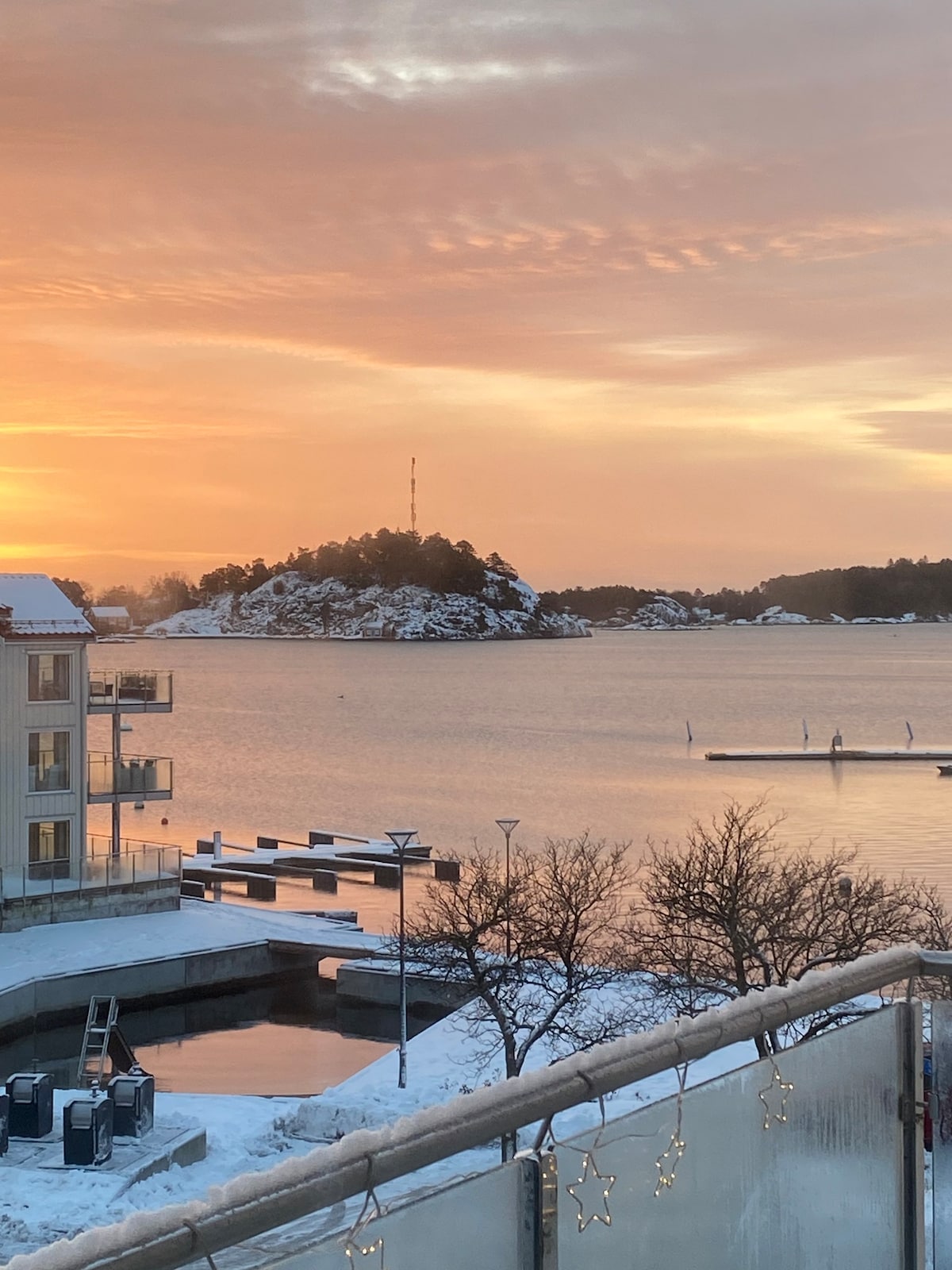 Sjønær toppleilighet i sentrum m/P-plass