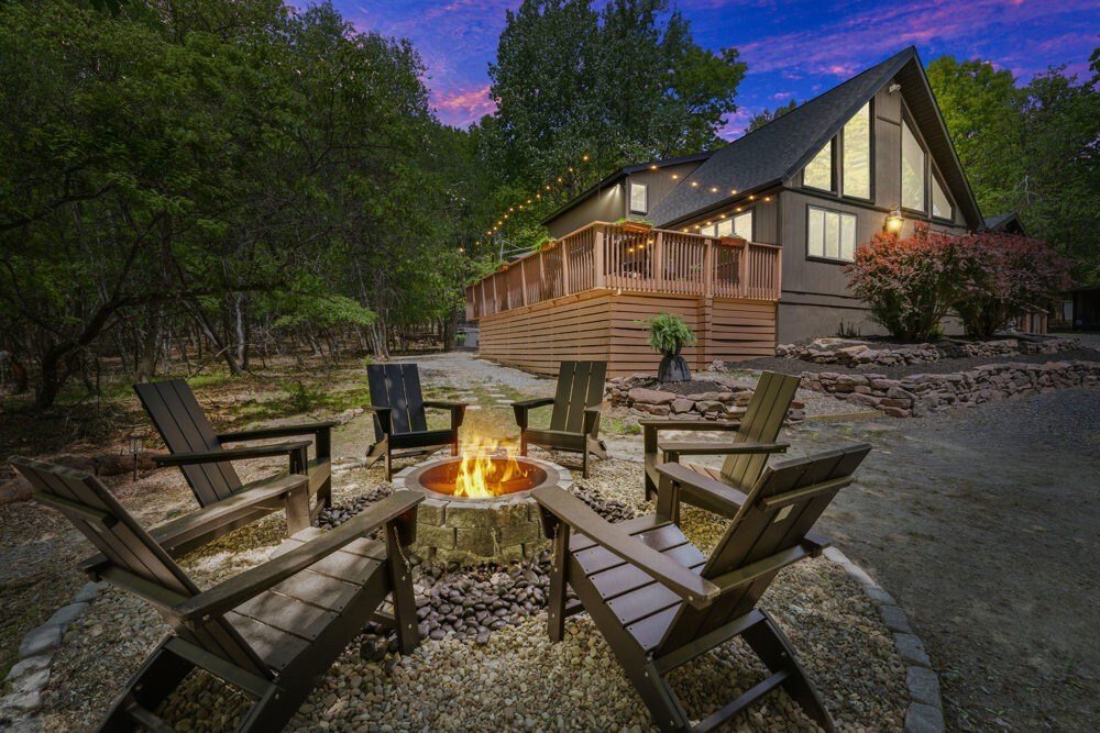 Gorgeous summer cabin w/ lux amenities, lake, pool