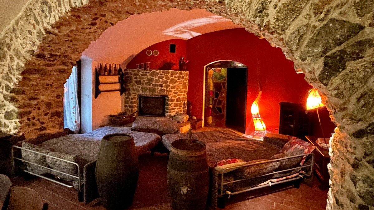 Romantica Taverna in pietra nei boschi di Savona