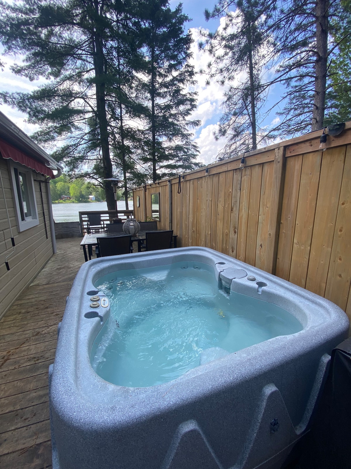 Lakeside Cabin getaway retreat with hot tub
