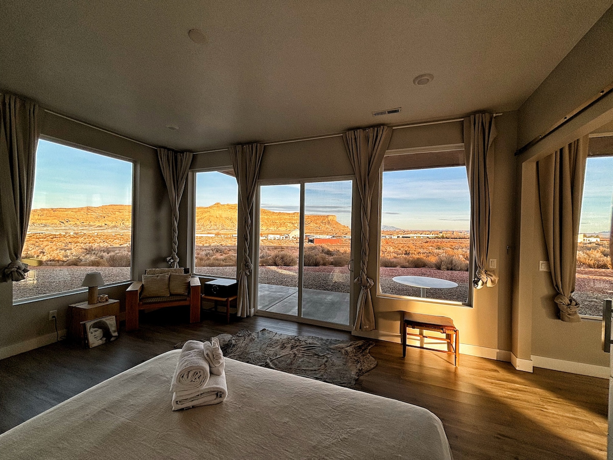 Oasis Suite with Canyon Mesa View near Lake Powell