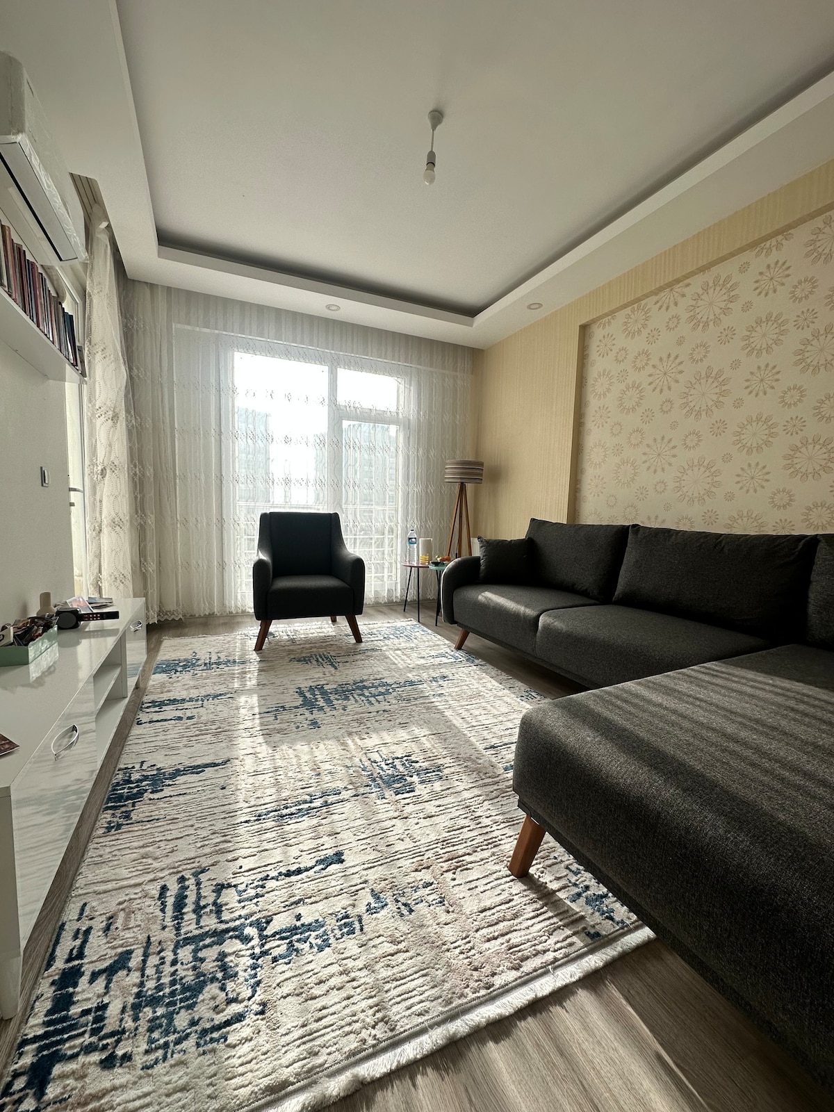 Private room. Close to bus terminal and airport