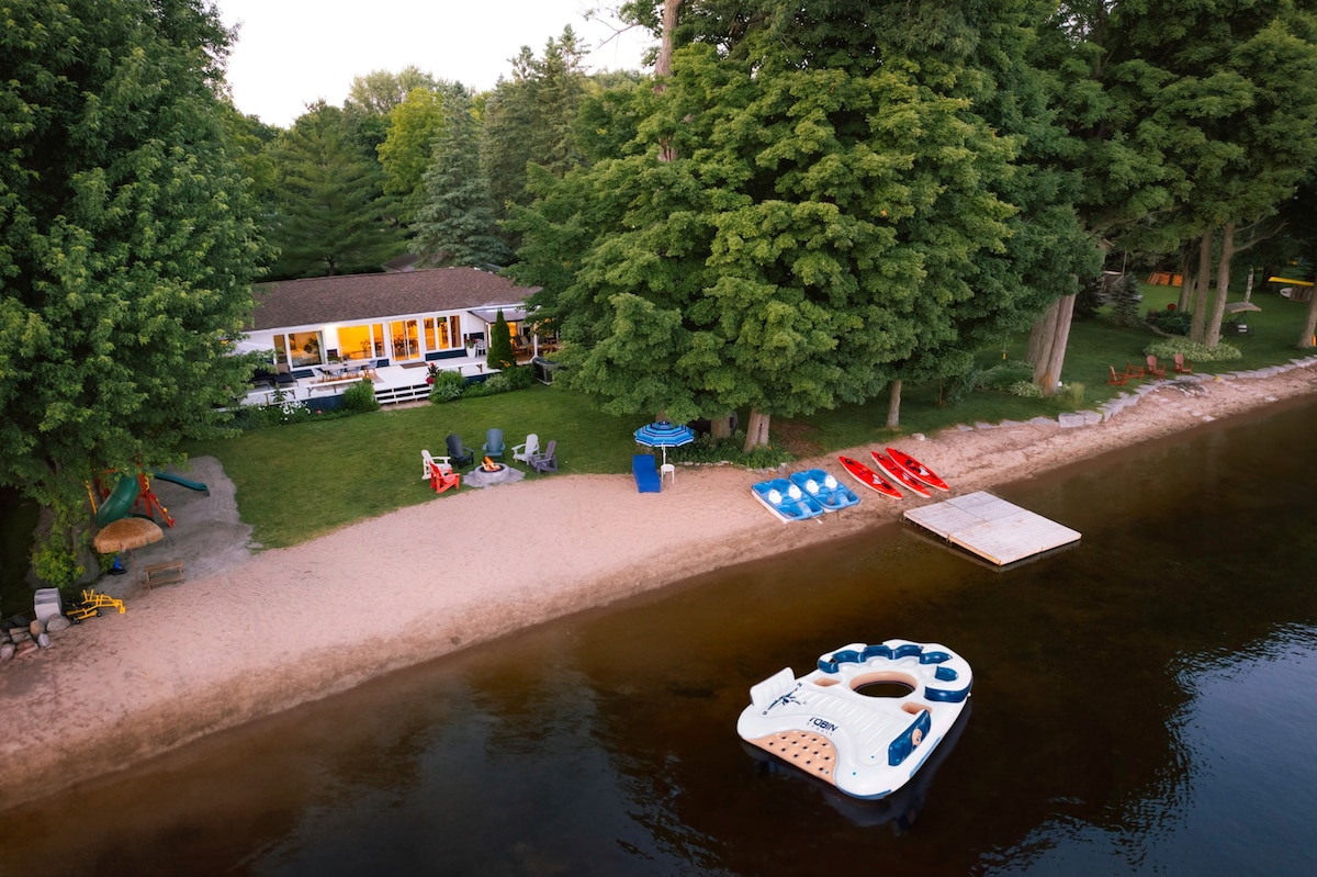 Bee’s Luxurious Beach Front Cottage Kawartha Lakes