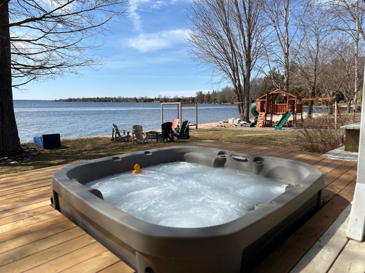 Bee’s Luxurious Beach Front Cottage Kawartha Lakes