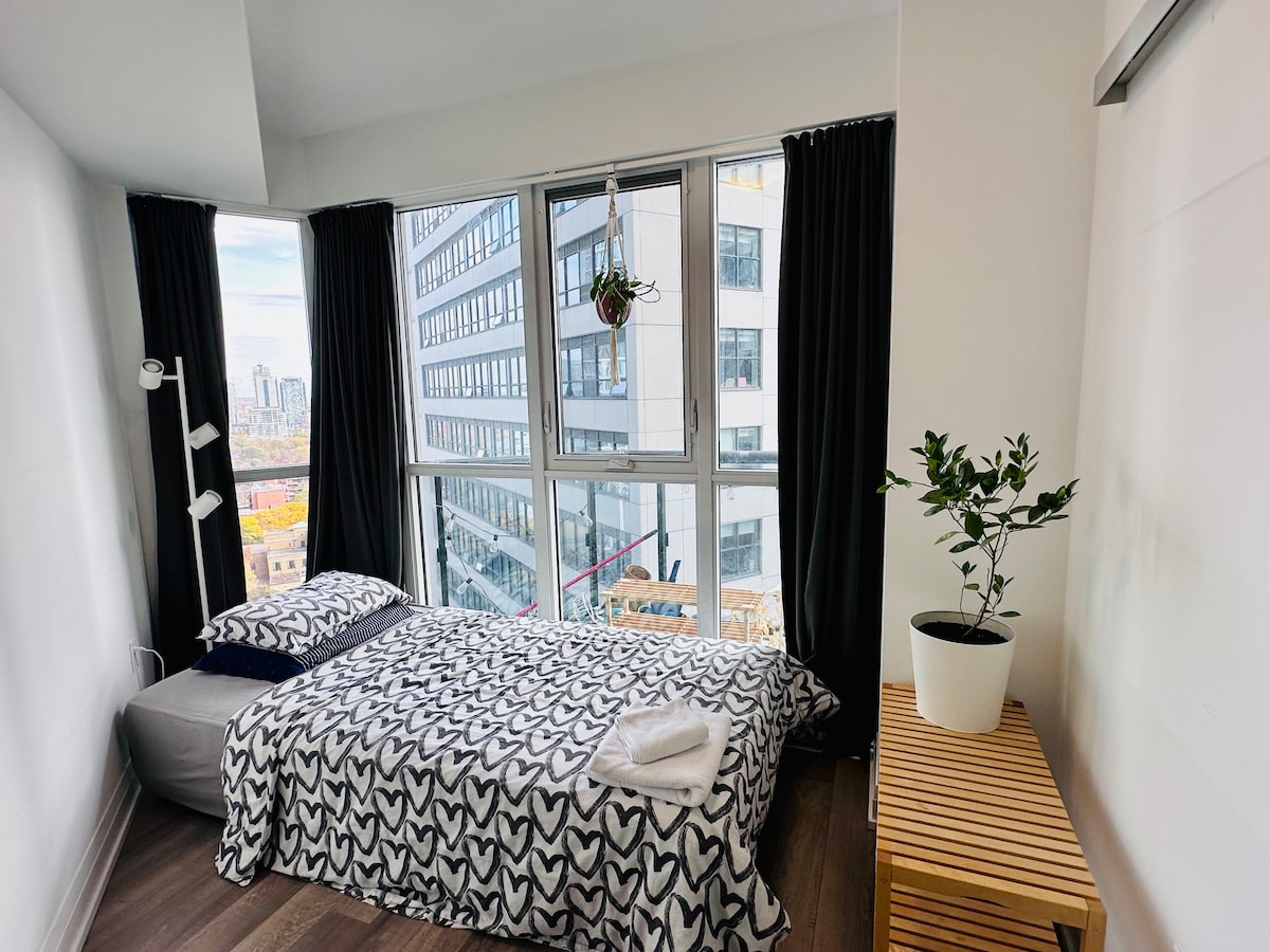 Private Bedroom in Downtown Core, Dundas Square