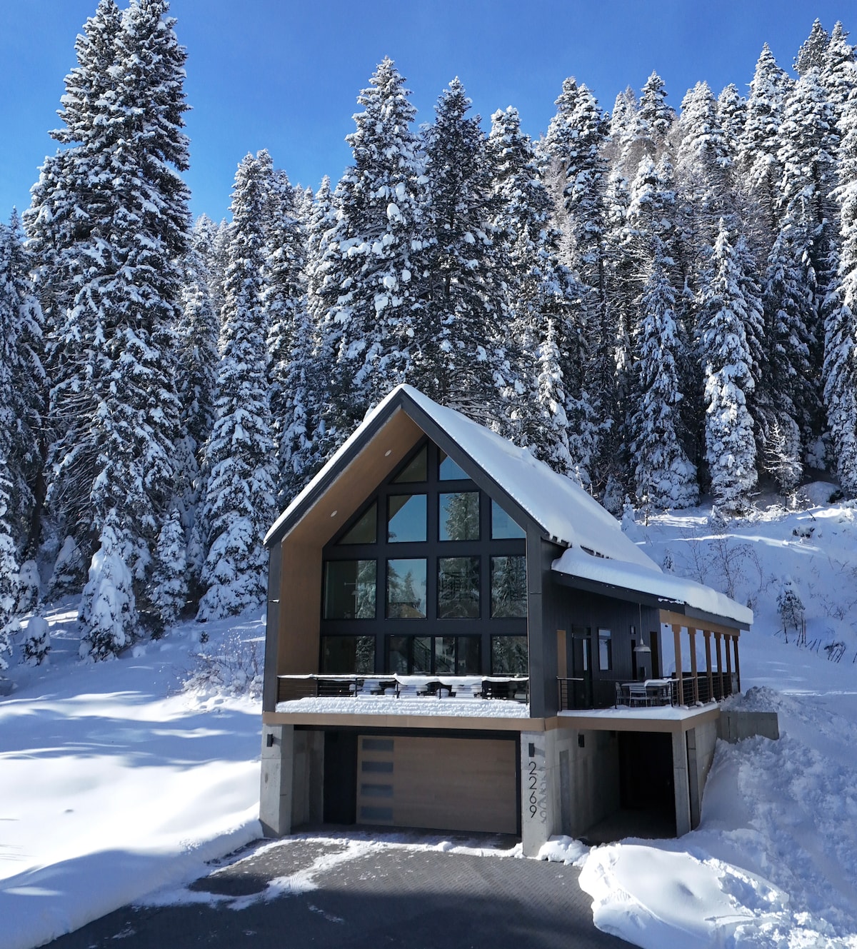 Luxe Cabin w/ Sauna, HotTub, Heated Driveway, View