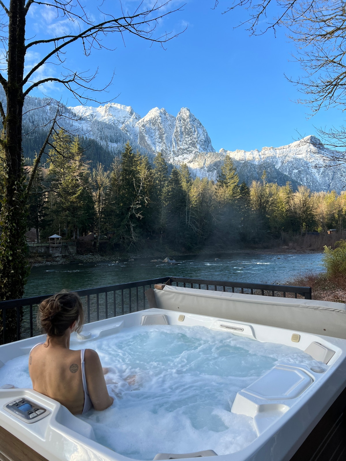 Riverfront retreat, hot tub, epic Mt Index views
