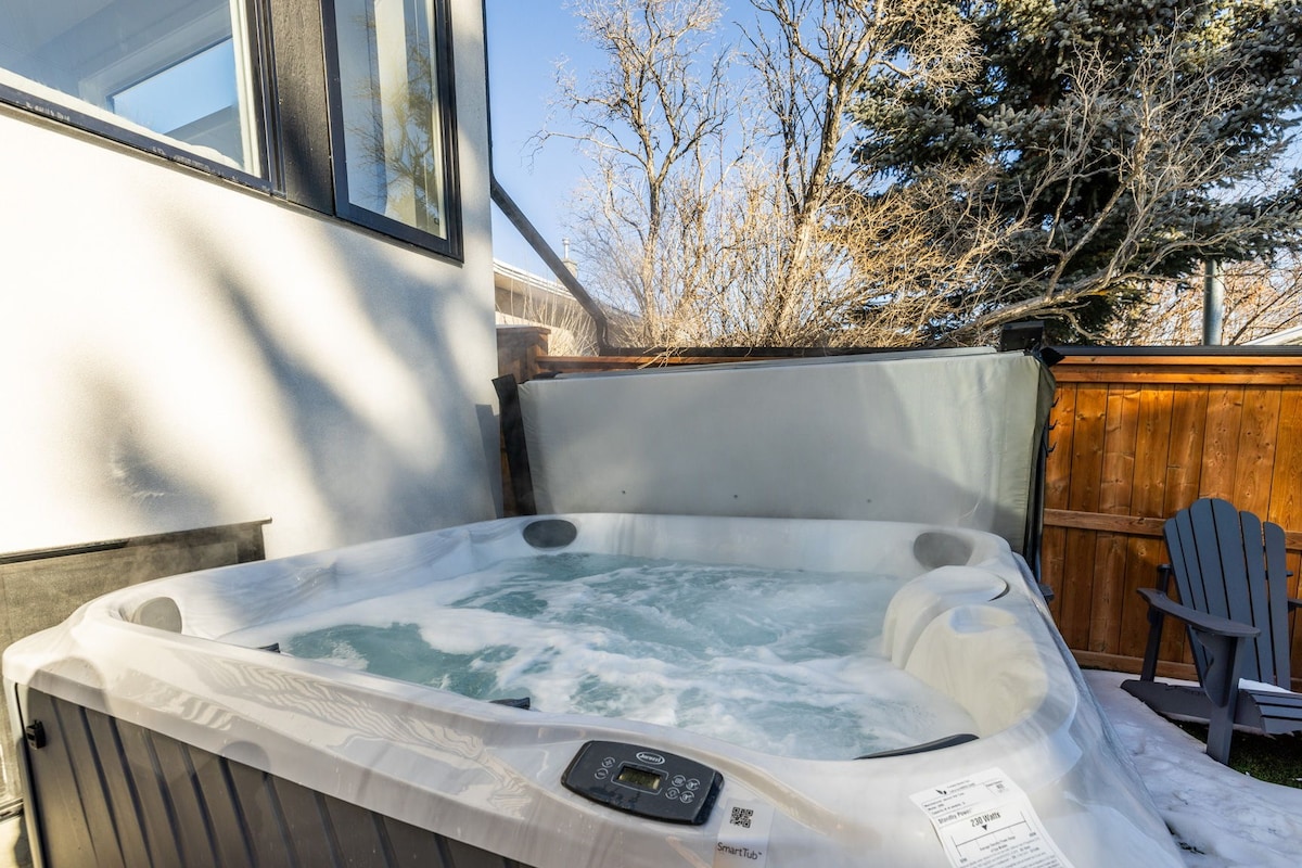Entire Luxury Home  |  Hot Tub | 10 Mins to DT