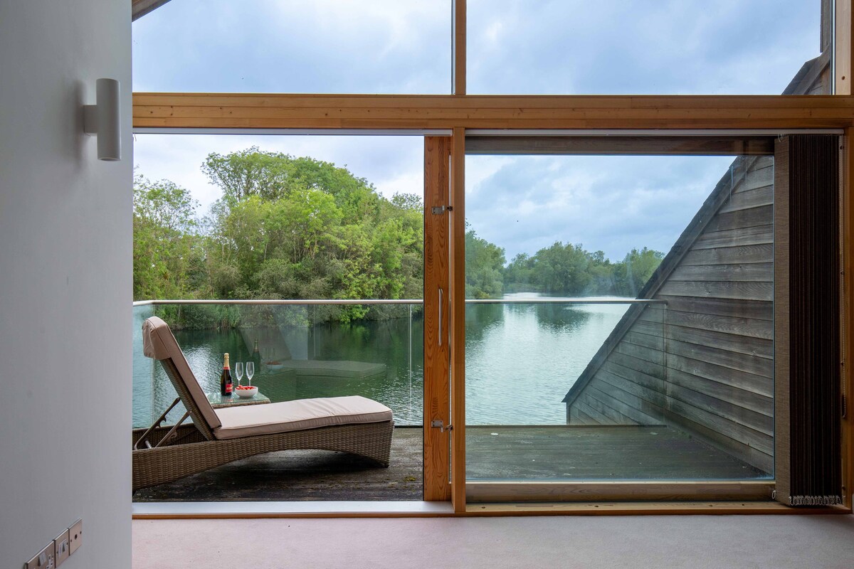 Cotswold contemporary lakeside lodge, sleeps 6