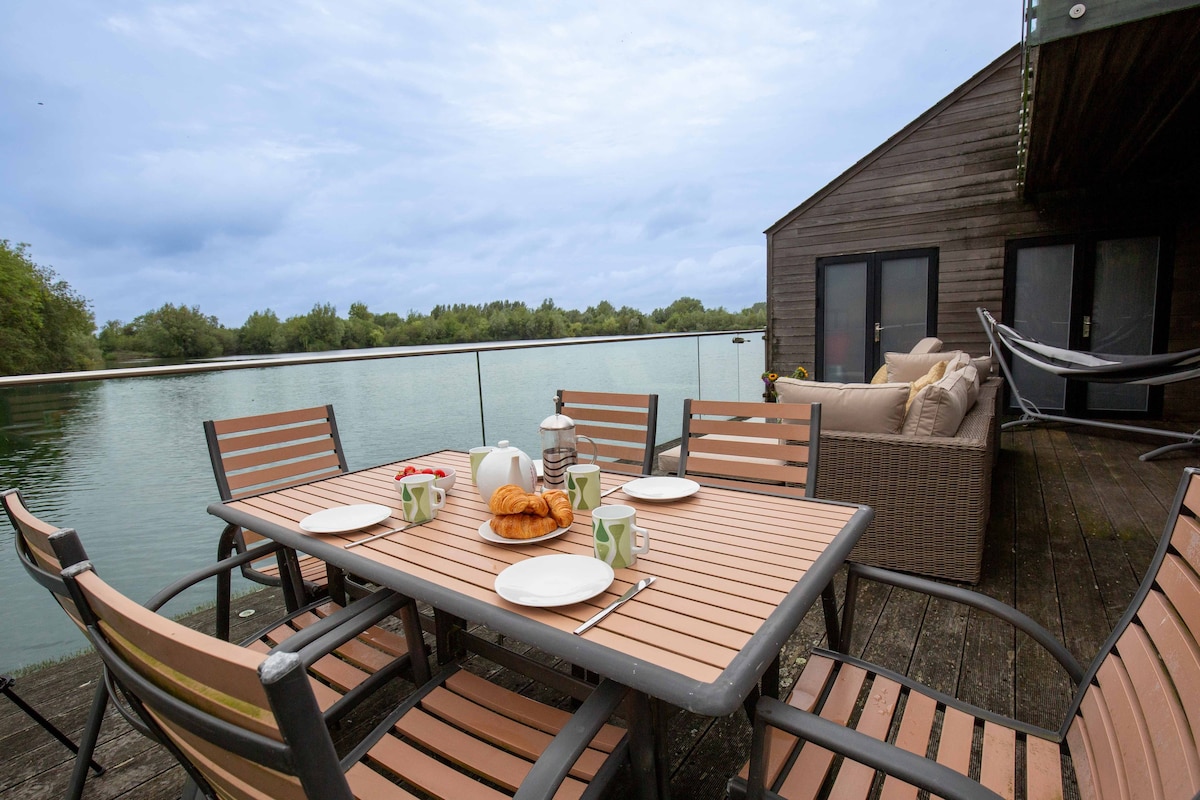 Cotswold contemporary lakeside lodge, sleeps 6