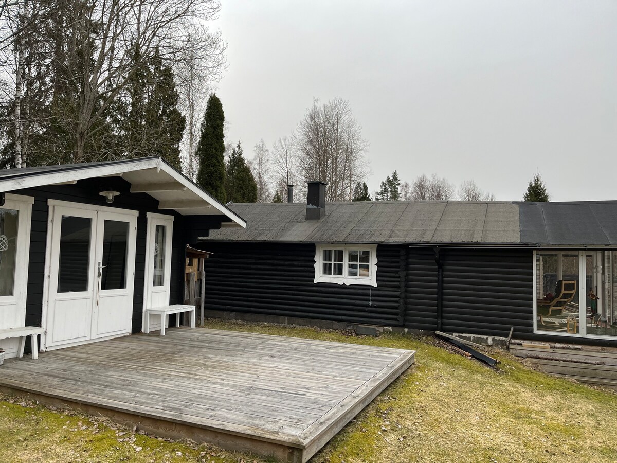 Eksjö带湖泊的乡村小屋