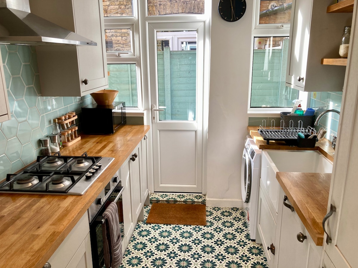 Stylish London 2 bedroom home, close to transport