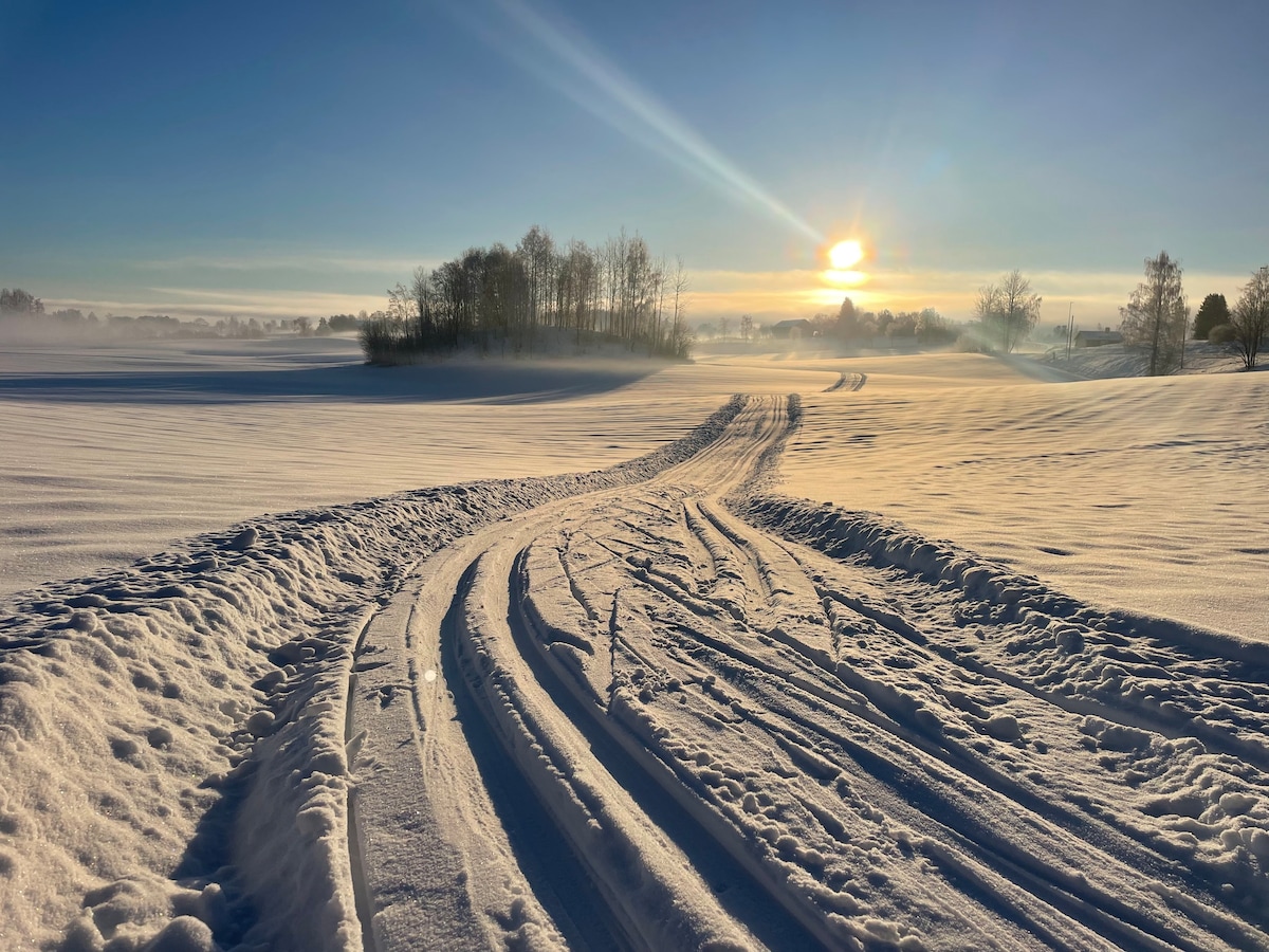 Sokkelleilighet med egen uteplass.