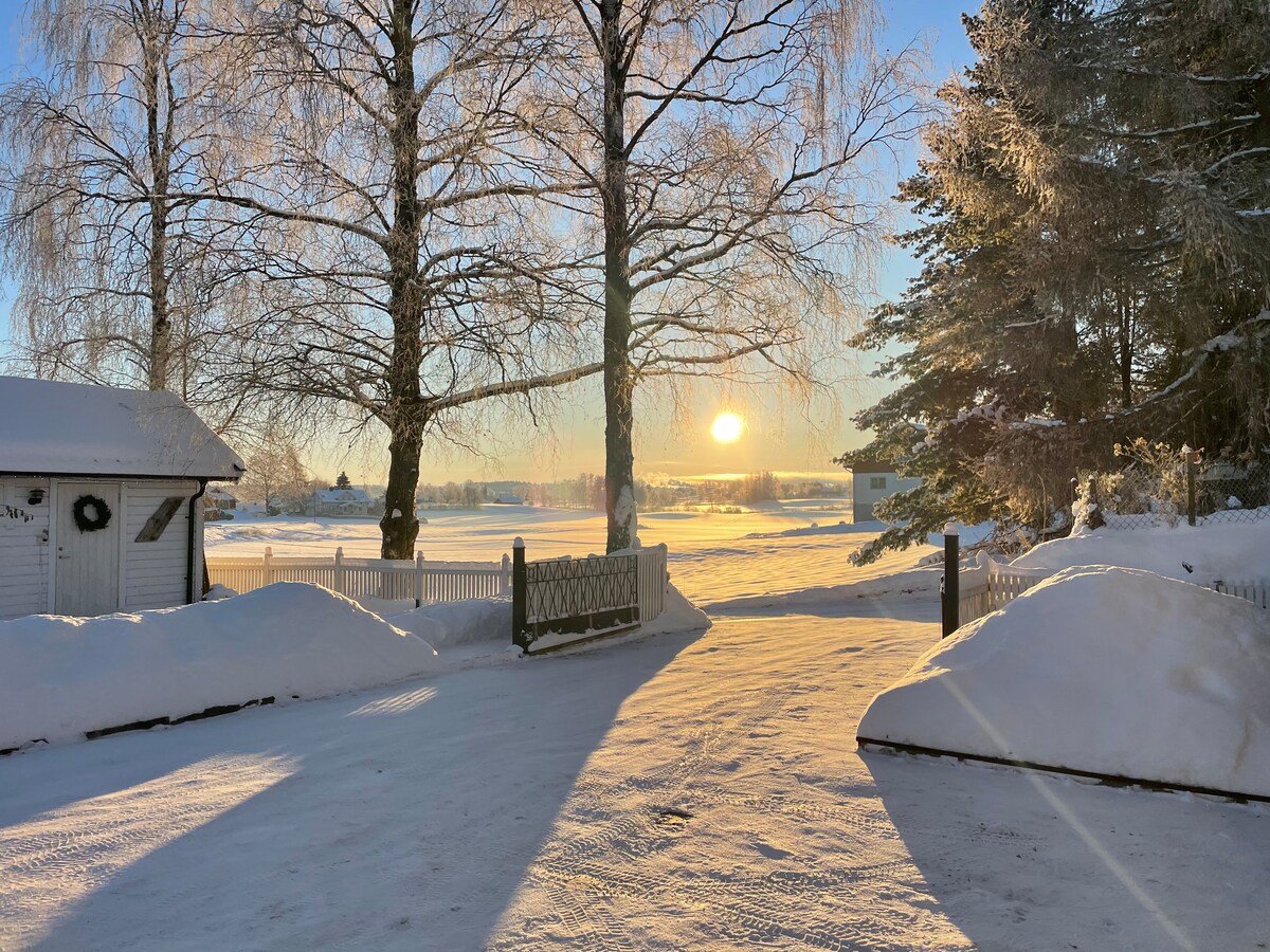 Sokkelleilighet med egen uteplass.