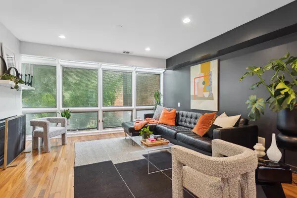 Designer’s Contemporary Lincoln Park Flat