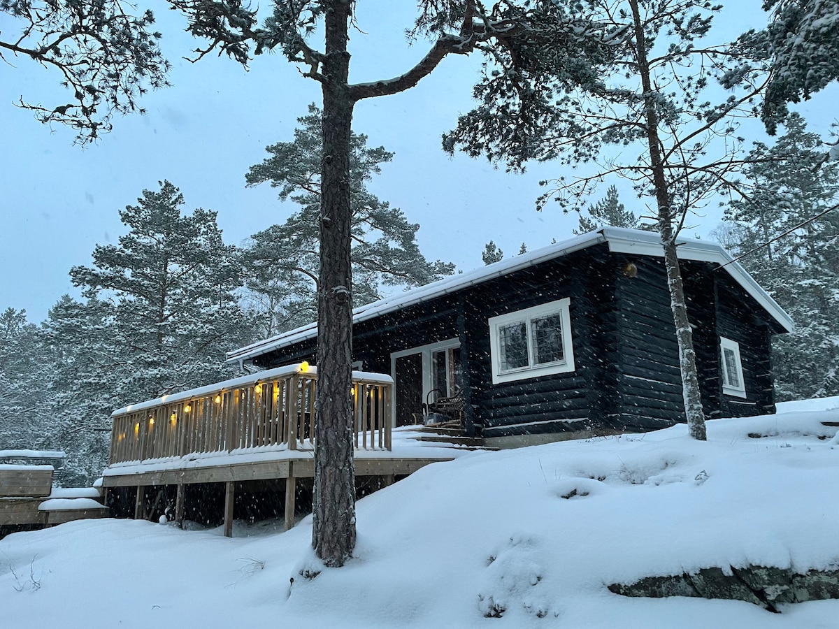 Charmig timmerstuga på naturtomt i skärgården