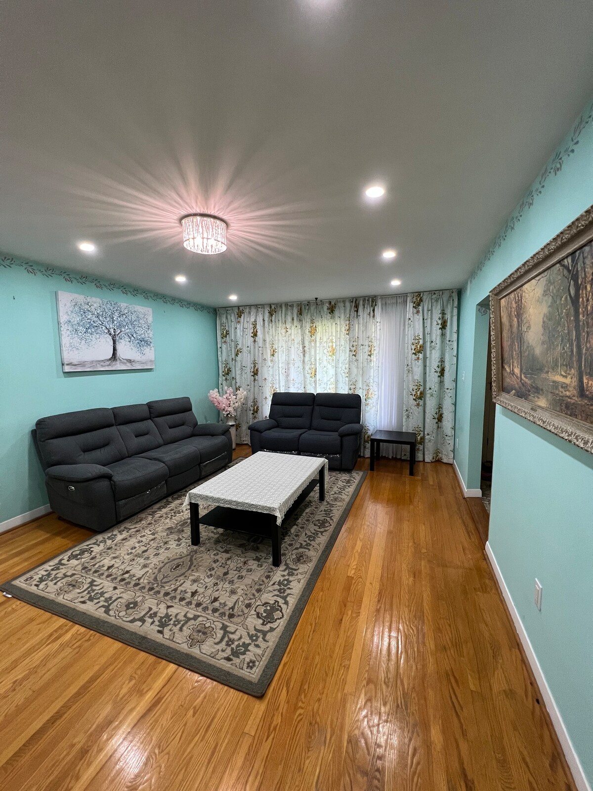 Cheerful 3-Bedrooms and 2 Bathrooms with parking