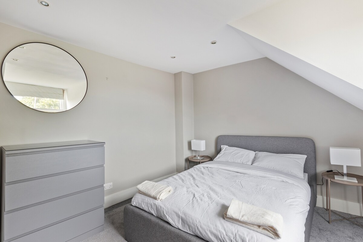 Modern apartment suite in Islington with fast wifi