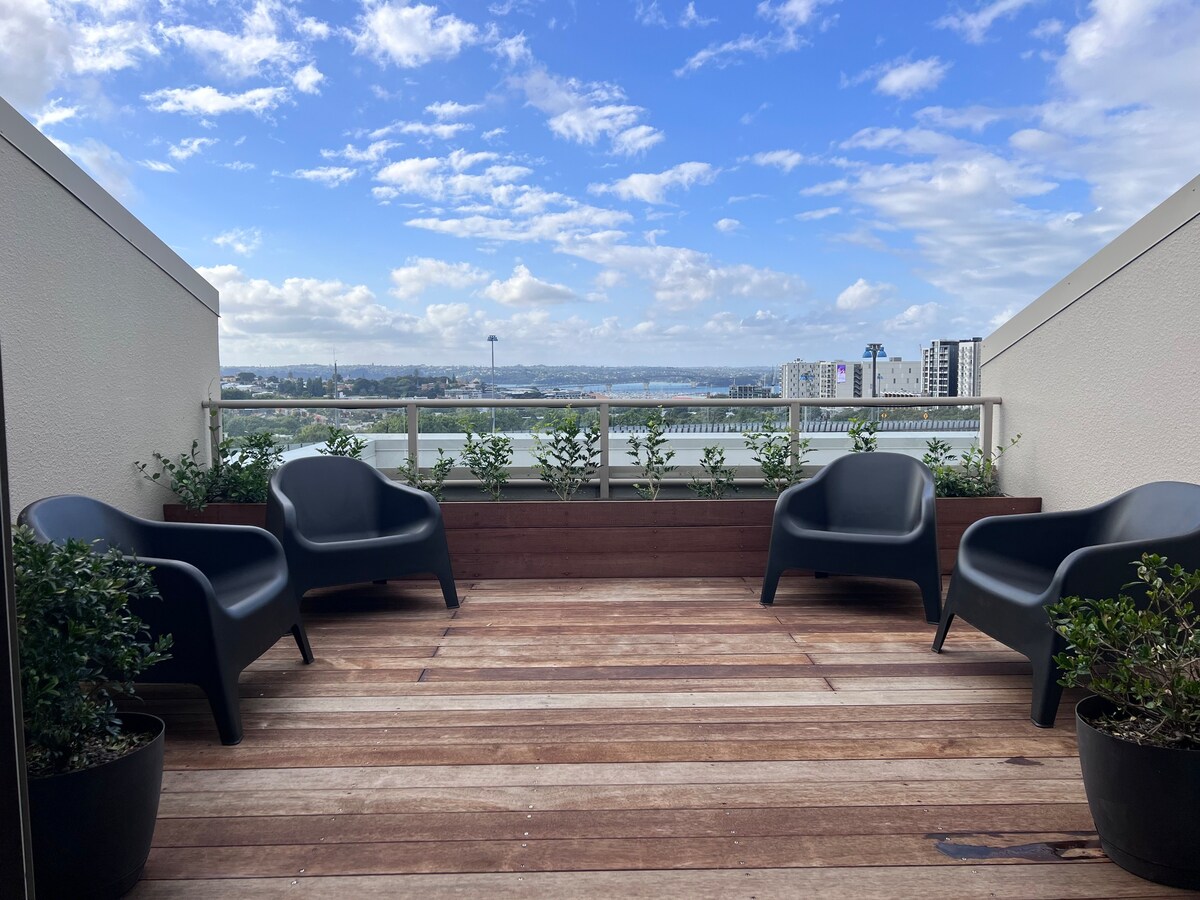 Luxe Retro CBD / Car Park, Big Deck, Harbour Views