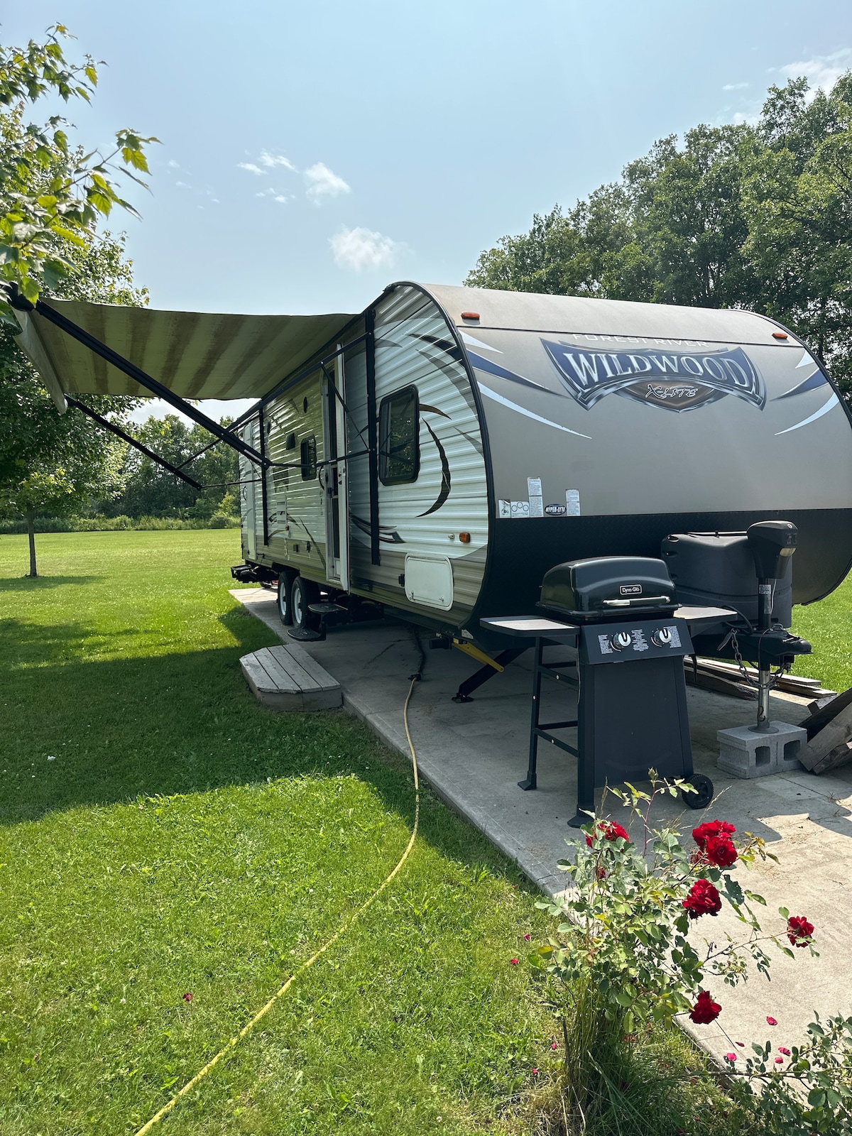 Spacious Grounds - 26’ Trailer & Hot Tub