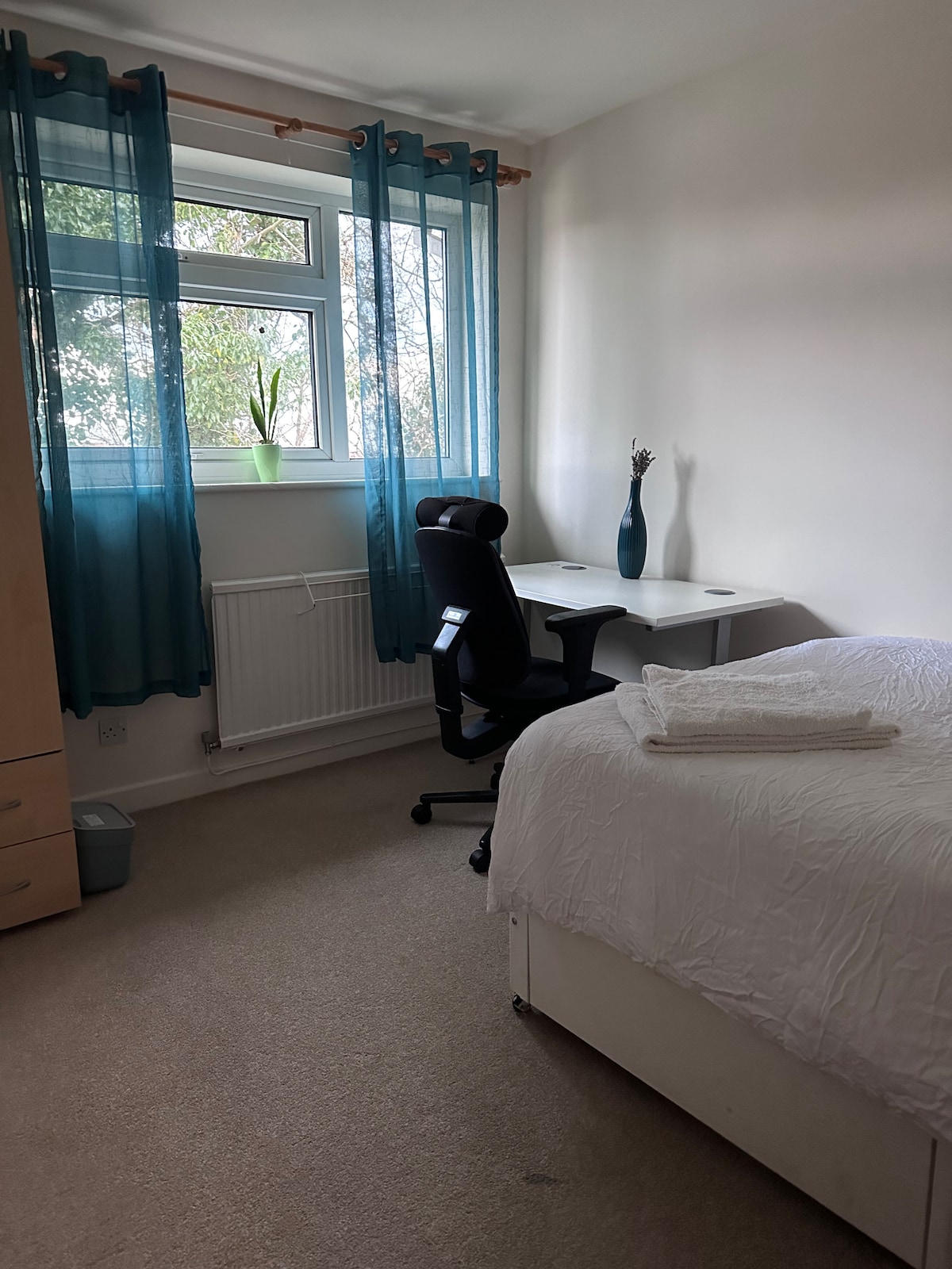 Beautiful room in welcoming home near centre.