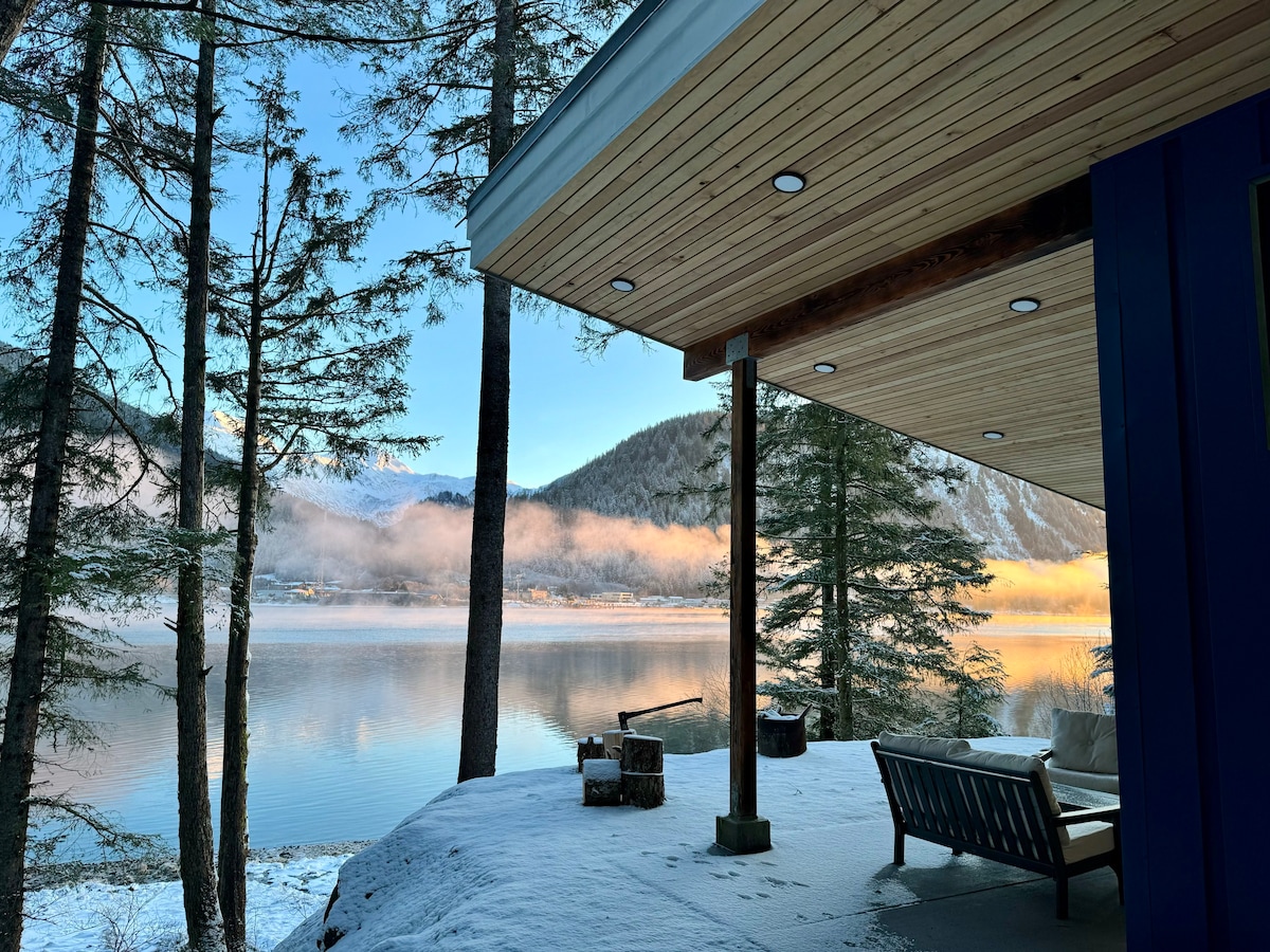 The Alpenglow: Waterfront Escape with Hot Tub