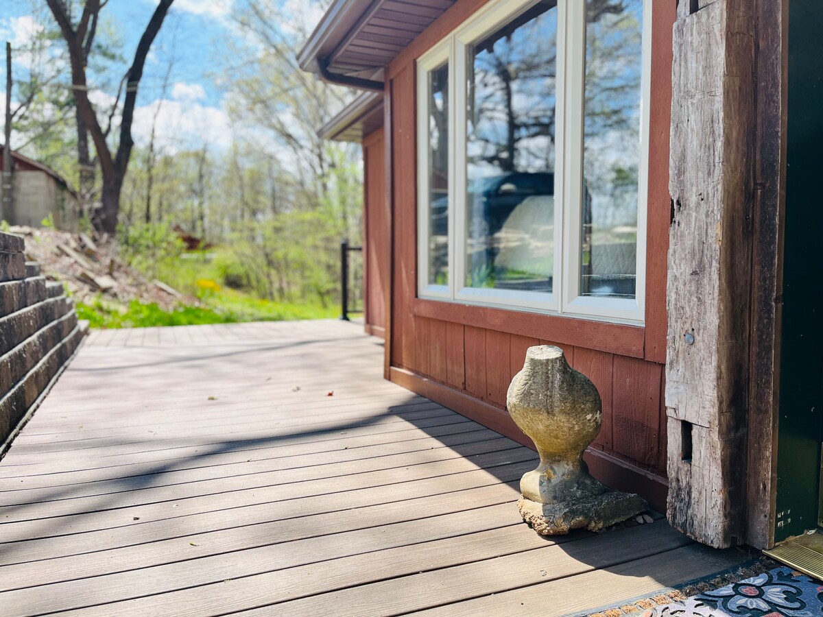 Headless Goose Cabin on 5 acres with hot tub