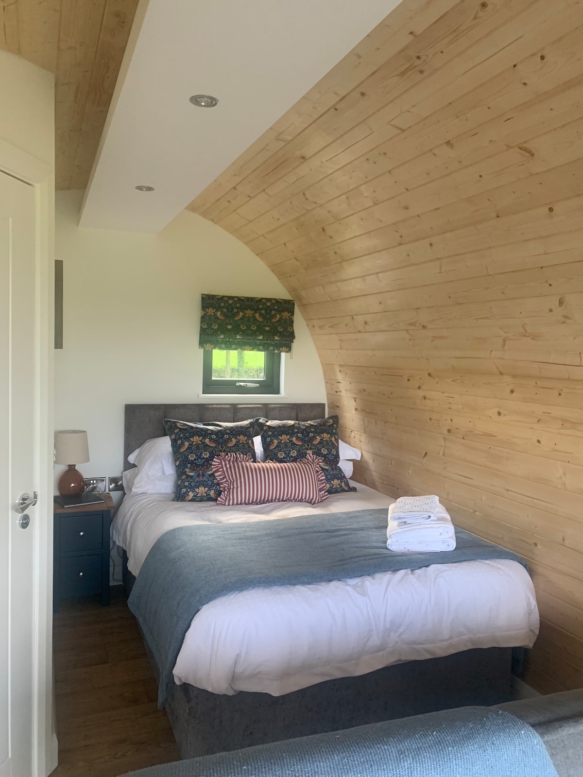 Lux Glamping Pod inc Pvt HotTub @ Red Pump Cottage