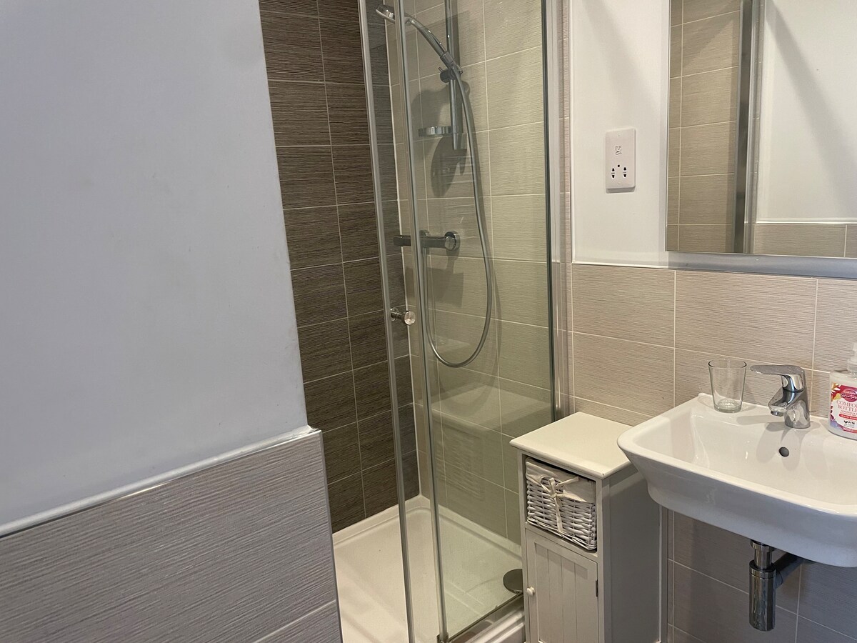 Beautiful room with private ensuite Gatwick10 mins