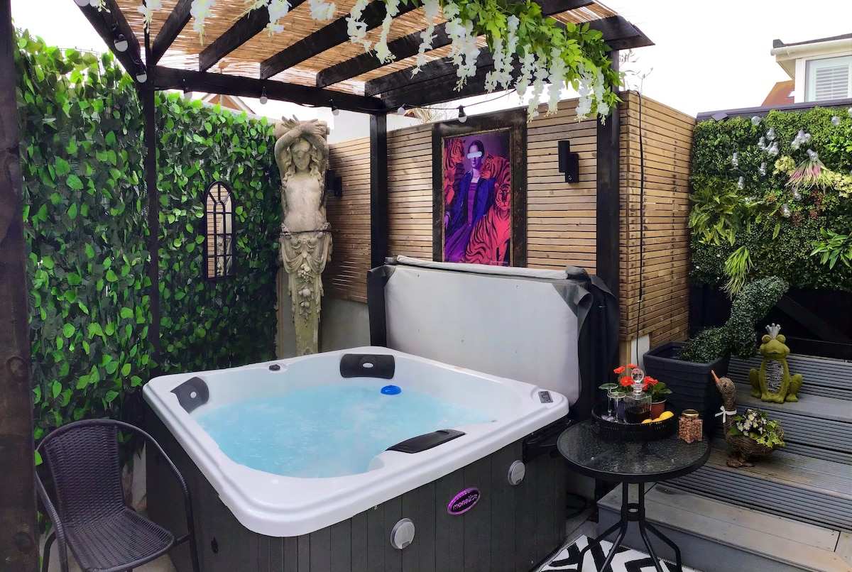 Secret garden retreat with Hot tub